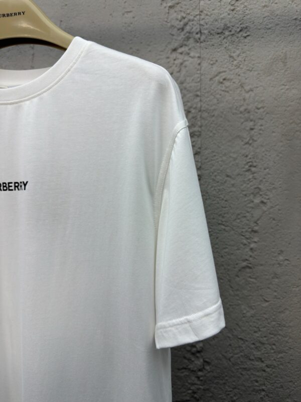 BURBERRY short sleeves with horse print pattern on the back - 图片 5
