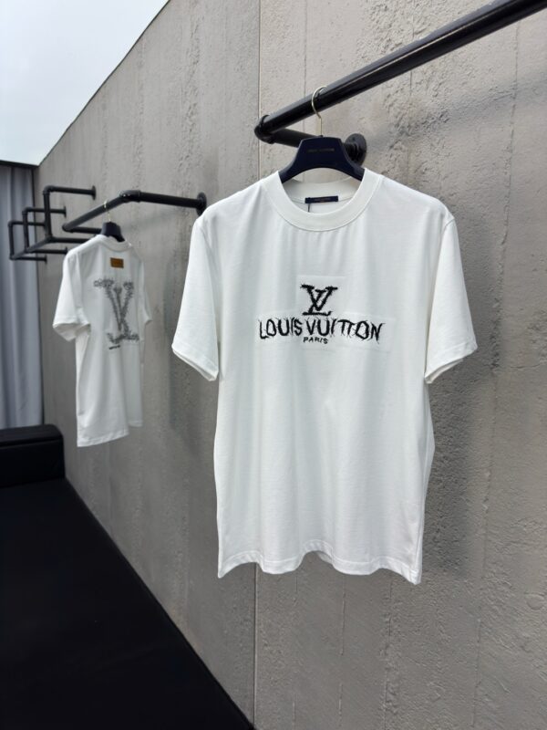 LOUIS VUITTON EMBROIDERED LETTERING ON FRONT AND BACK SHORT SLEEVES - 图片 2