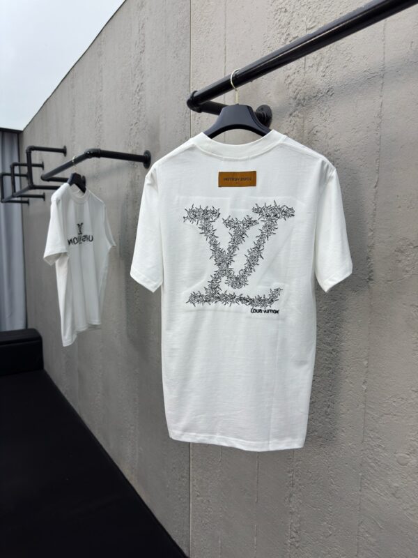 LOUIS VUITTON EMBROIDERED LETTERING ON FRONT AND BACK SHORT SLEEVES - 图片 15