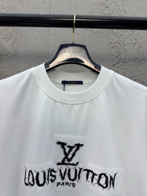 LOUIS VUITTON EMBROIDERED LETTERING ON FRONT AND BACK SHORT SLEEVES - 图片 5