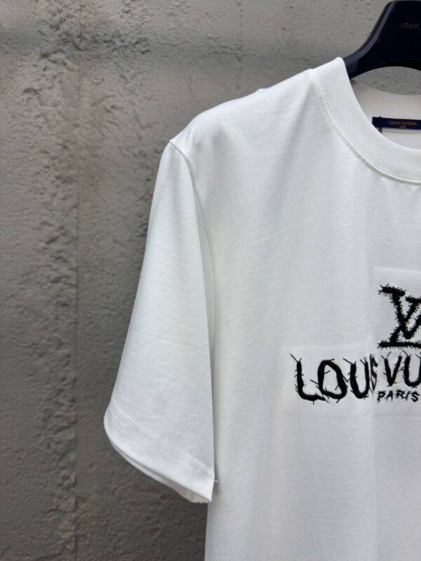 LOUIS VUITTON EMBROIDERED LETTERING ON FRONT AND BACK SHORT SLEEVES - 图片 6