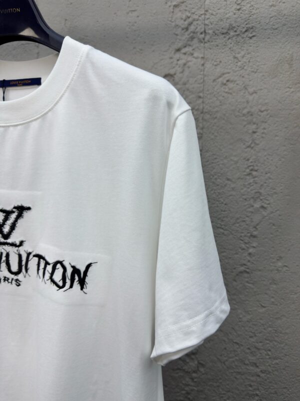 LOUIS VUITTON EMBROIDERED LETTERING ON FRONT AND BACK SHORT SLEEVES - 图片 7