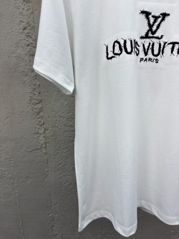LOUIS VUITTON EMBROIDERED LETTERING ON FRONT AND BACK SHORT SLEEVES - 图片 8