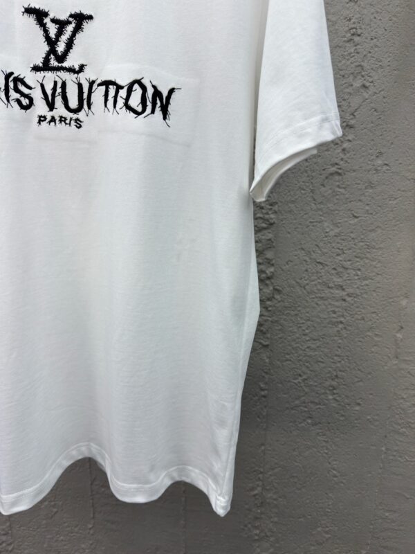 LOUIS VUITTON EMBROIDERED LETTERING ON FRONT AND BACK SHORT SLEEVES - 图片 3