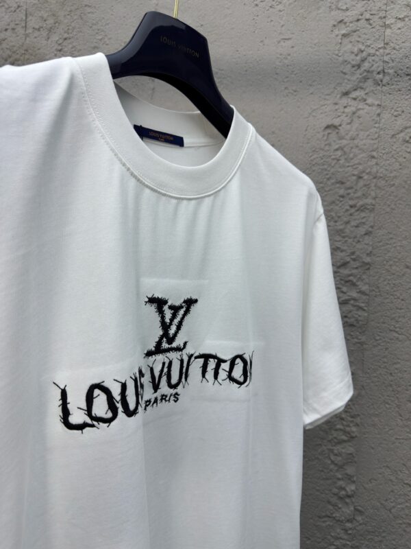 LOUIS VUITTON EMBROIDERED LETTERING ON FRONT AND BACK SHORT SLEEVES - 图片 9