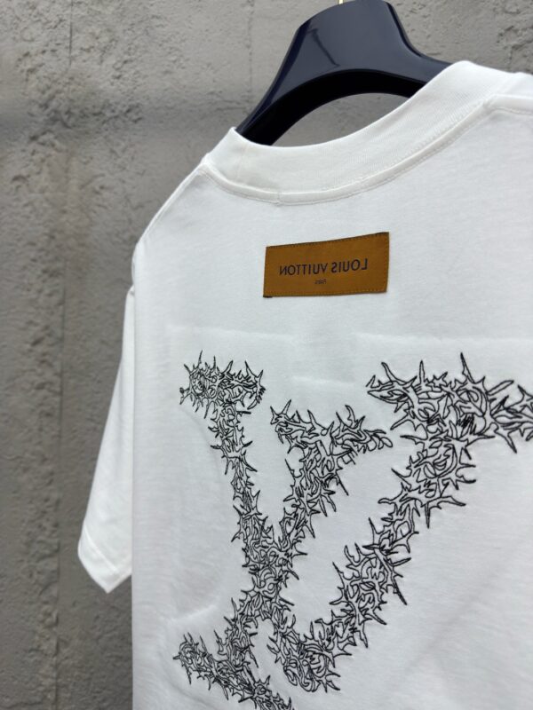 LOUIS VUITTON EMBROIDERED LETTERING ON FRONT AND BACK SHORT SLEEVES - 图片 10