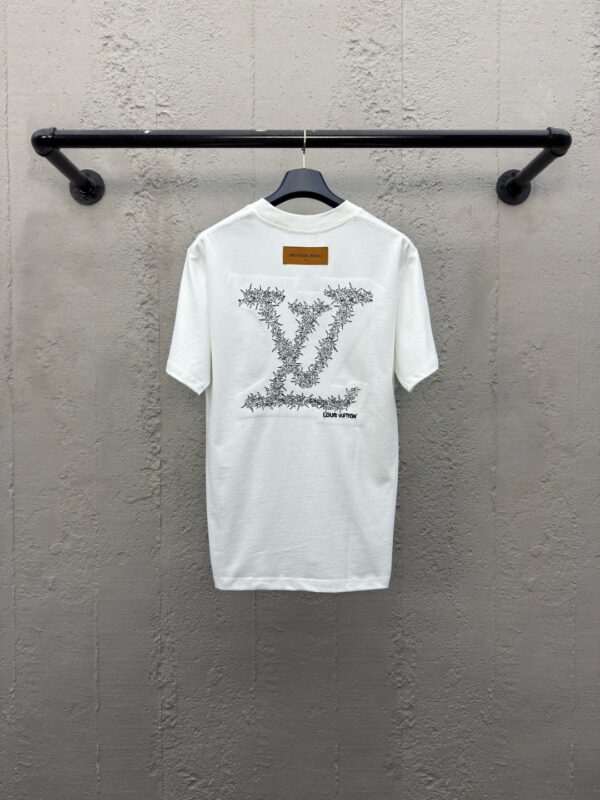LOUIS VUITTON EMBROIDERED LETTERING ON FRONT AND BACK SHORT SLEEVES - 图片 13