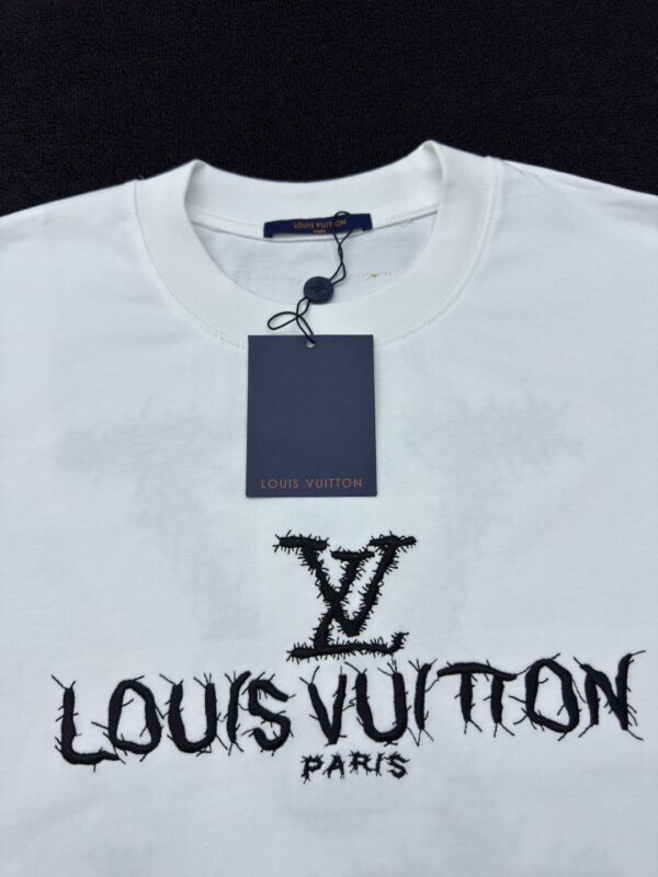 LOUIS VUITTON EMBROIDERED LETTERING ON FRONT AND BACK SHORT SLEEVES - 图片 12
