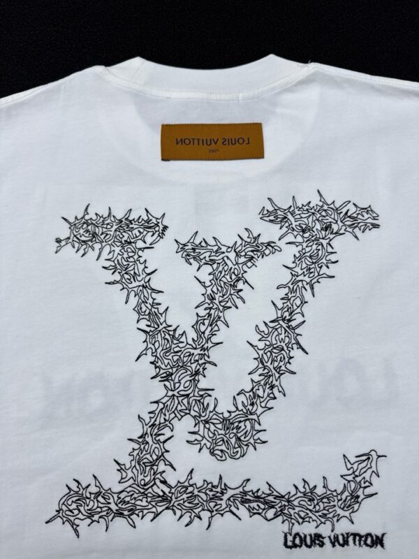 LOUIS VUITTON EMBROIDERED LETTERING ON FRONT AND BACK SHORT SLEEVES - 图片 14