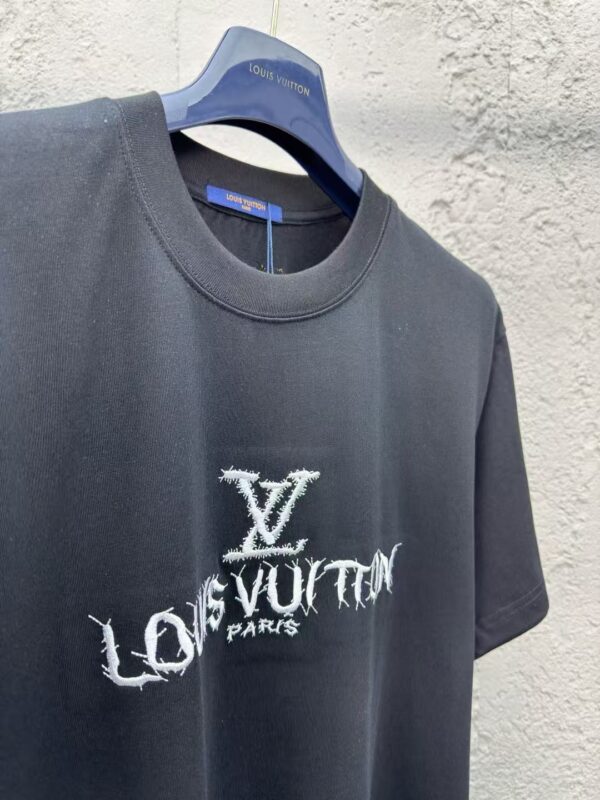 LOUIS VUITTON EMBROIDERED LETTERING ON FRONT AND BACK SHORT SLEEVES - 图片 7
