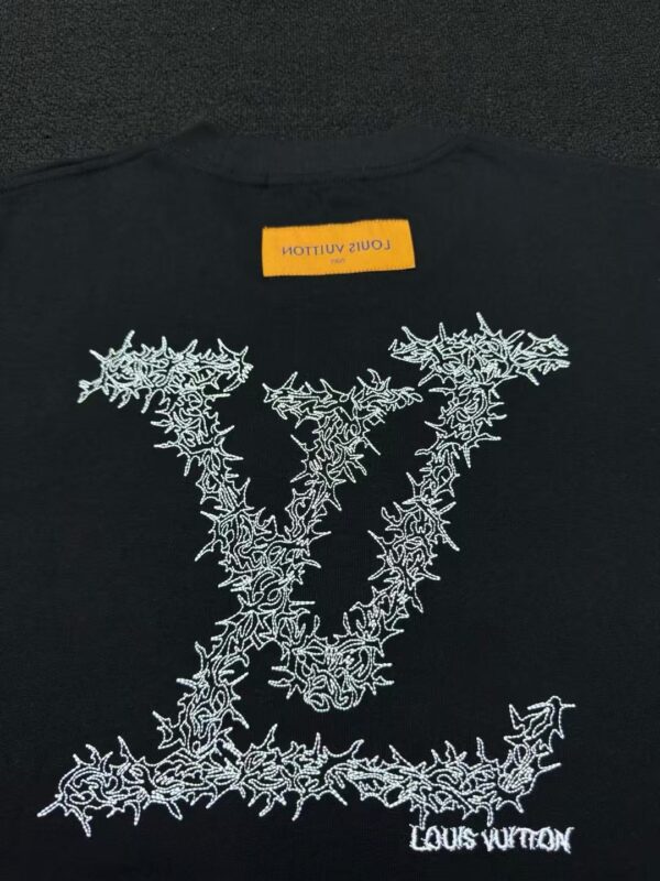 LOUIS VUITTON EMBROIDERED LETTERING ON FRONT AND BACK SHORT SLEEVES - 图片 4