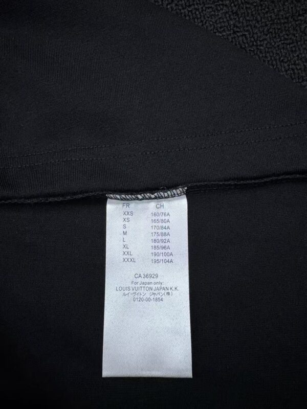 LOUIS VUITTON EMBROIDERED LETTERING ON FRONT AND BACK SHORT SLEEVES - 图片 5